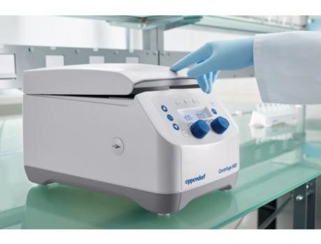 Centrifug Eppendorf 5425 stängs med ett finger